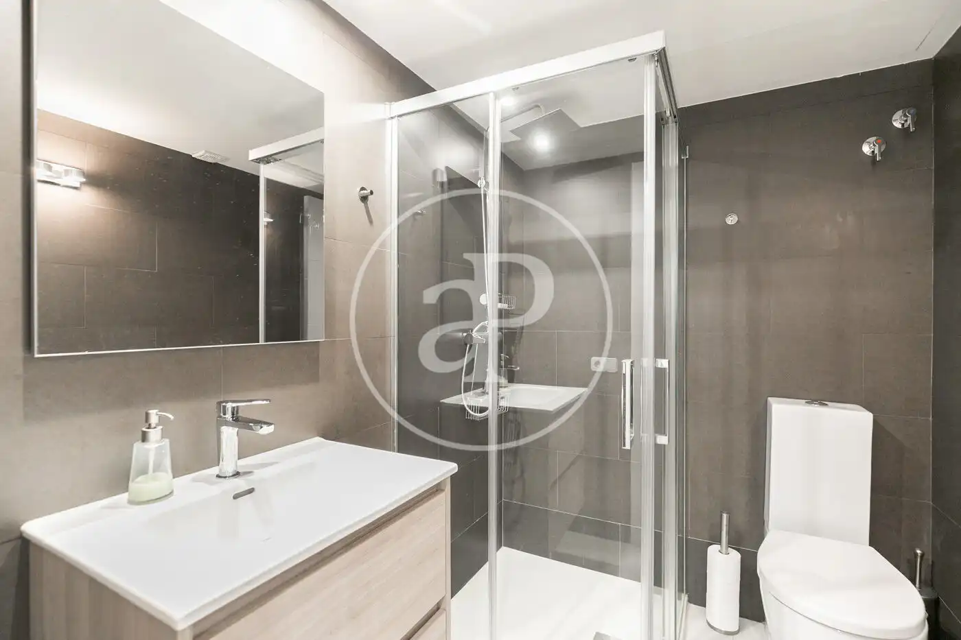Baño de Piso en venta en Barcelona con Aire acondicionado, Calefacción y Jardín privado