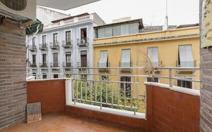 Vista exterior de Pis en venda en  Granada Capital amb Terrassa i Balcó