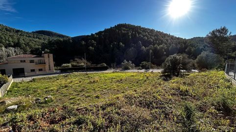 Parcela plana de 500 m² con orientación sureste y vistas despejadas frente a zona verde protegida
