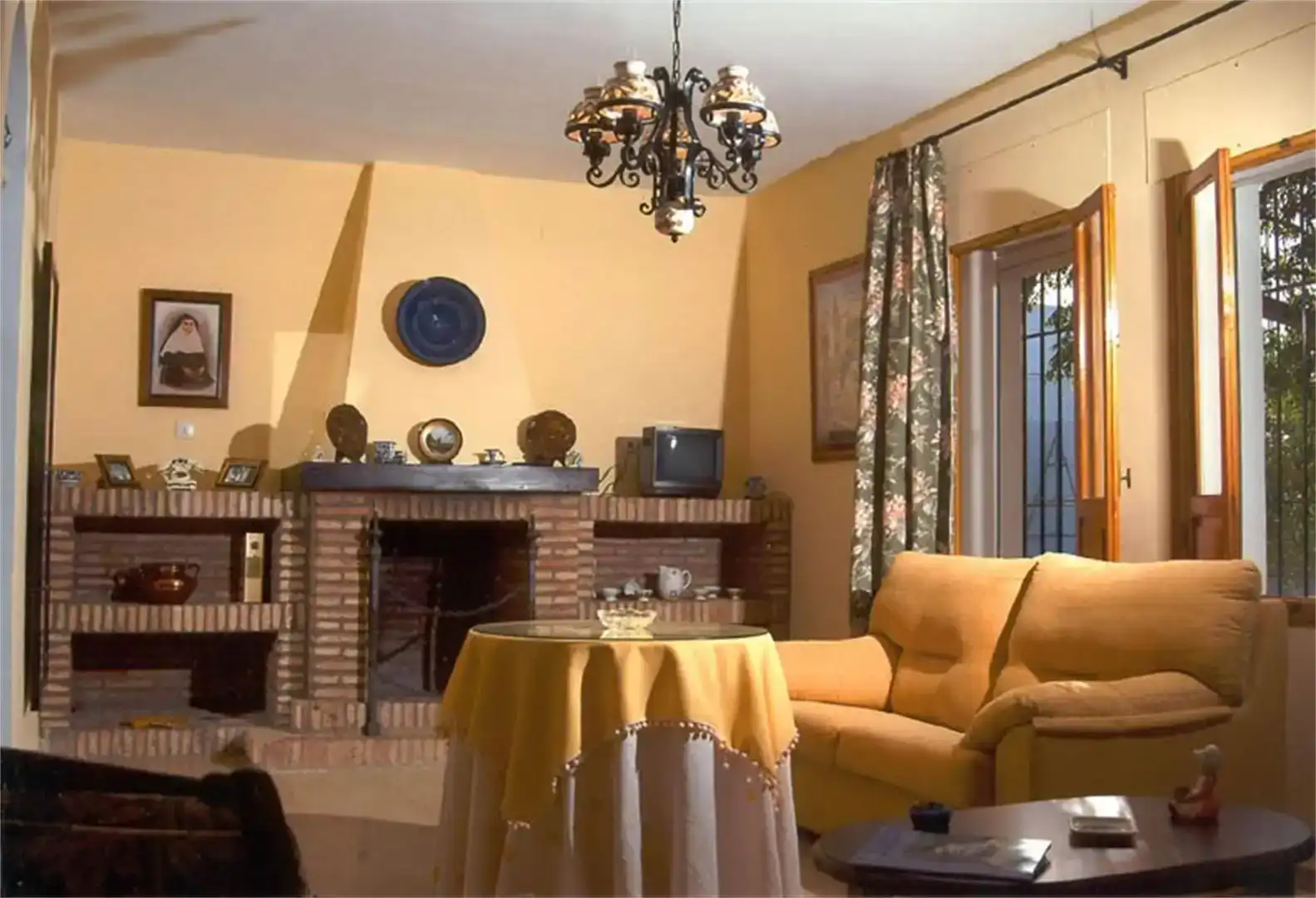 Sala d'estar de Casa o xalet en venda en Carmona amb Aire condicionat, Jardí privat i Traster