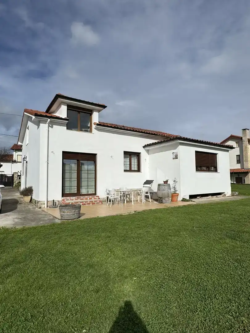 Vista exterior de Casa o xalet en venda en Reocín