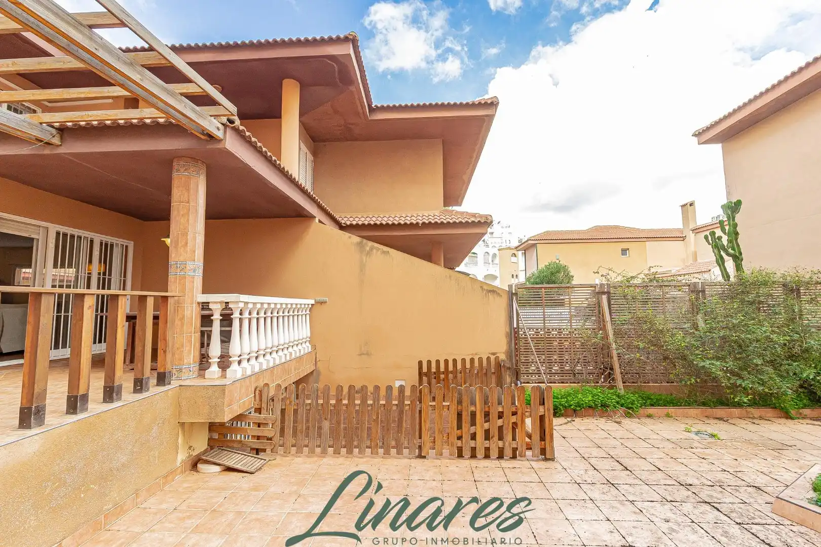 Vista exterior de Casa o xalet en venda en La Manga del Mar Menor amb Aire condicionat, Jardí privat i Terrassa
