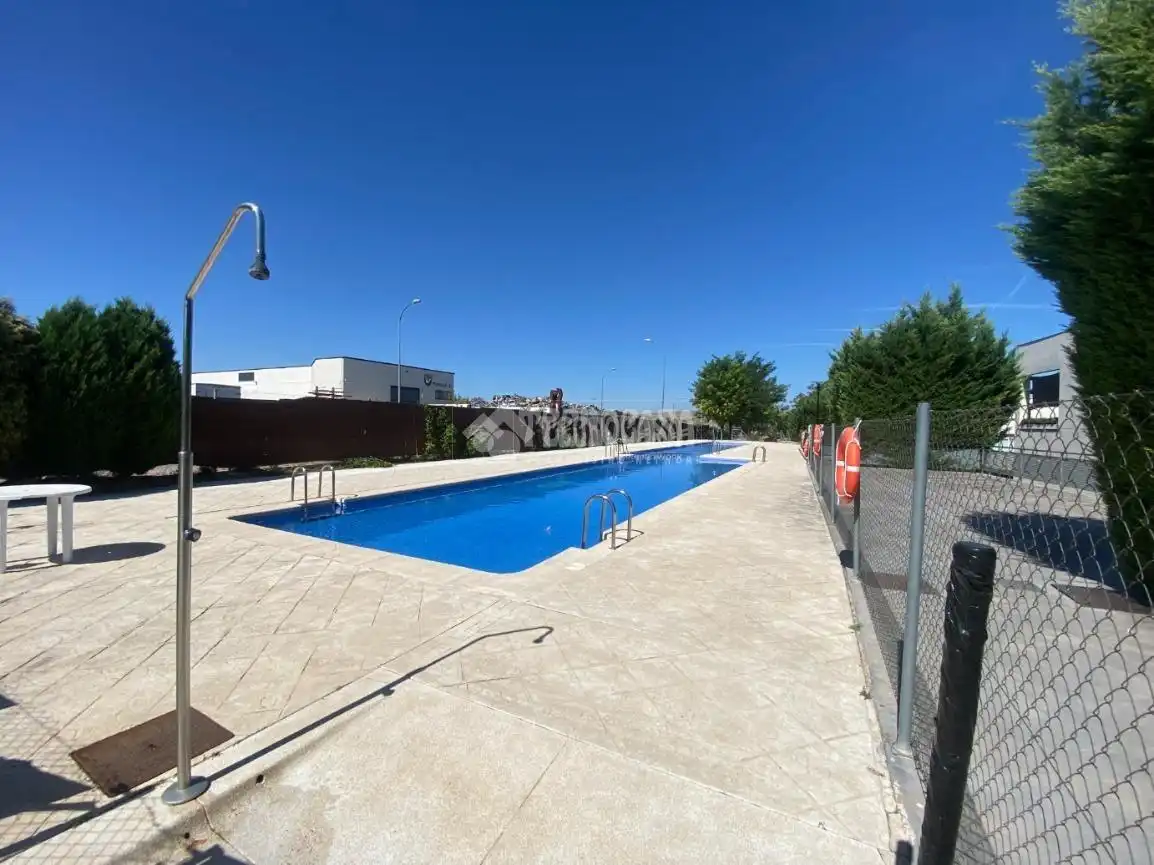Piscina de Piso en venta en Loeches