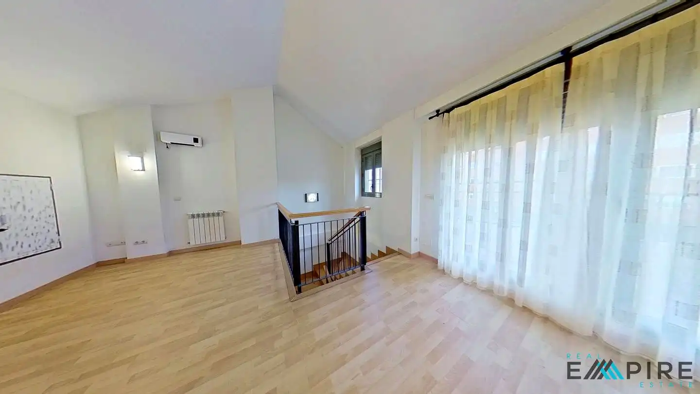 Sala d'estar de Casa adosada en venda en Parla amb Aire condicionat, Calefacció i Jardí privat