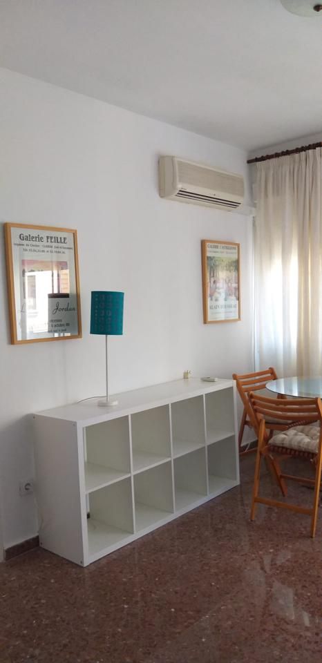 Menjador de Pis de lloguer en  Sevilla Capital amb Aire condicionat, Moblat i Balcó