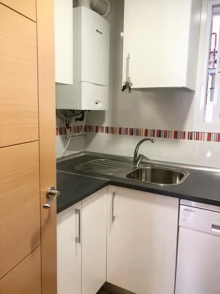 Cuina de Pis de lloguer en Madrid amb Aire condicionat, Calefacció i Moblat