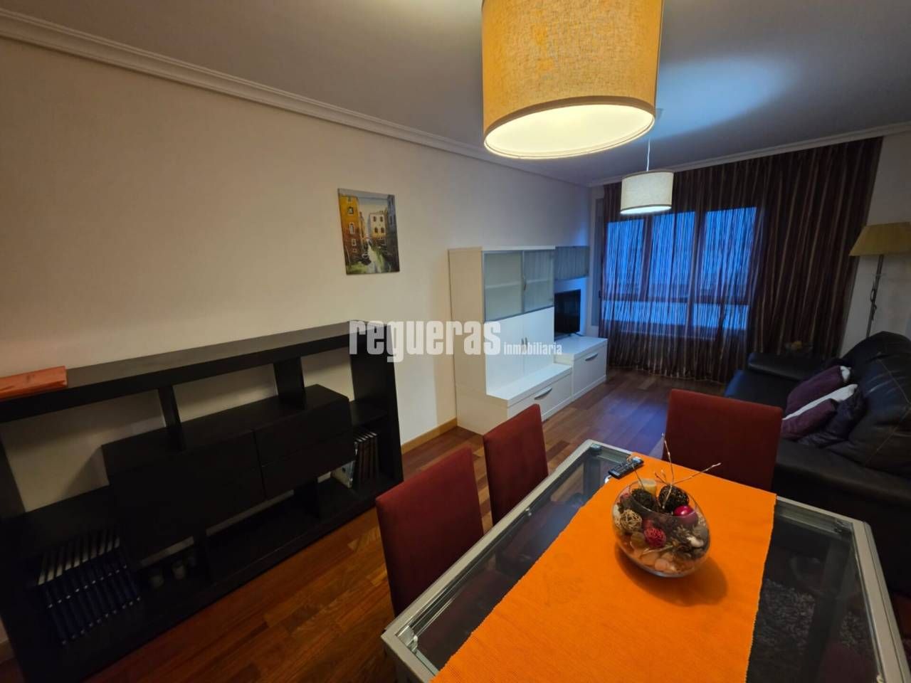 Sala d'estar de Apartament de lloguer en Oviedo  amb Calefacció, Traster i Moblat