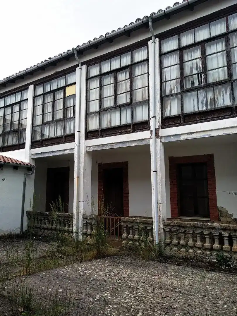 Vista exterior de Casa adosada en venda en Cármenes amb Balcó