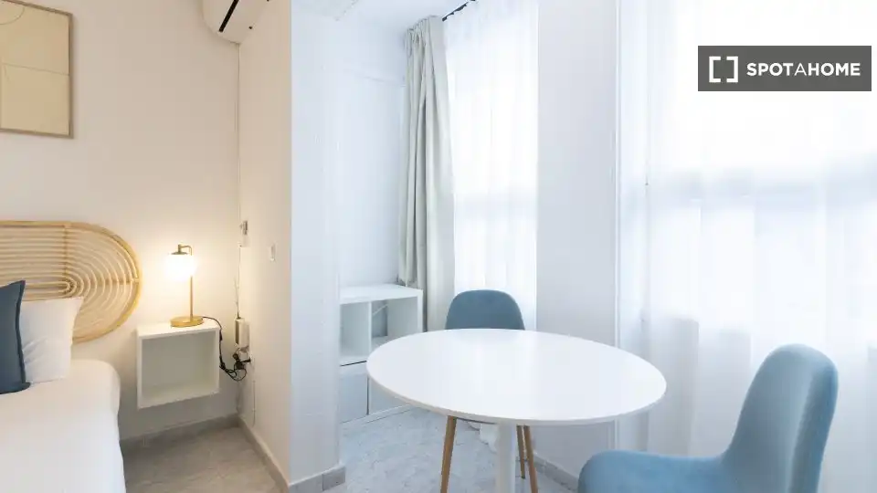 Habitación de Estudio para compartir en Torrevieja con Aire acondicionado, Terraza y Amueblado
