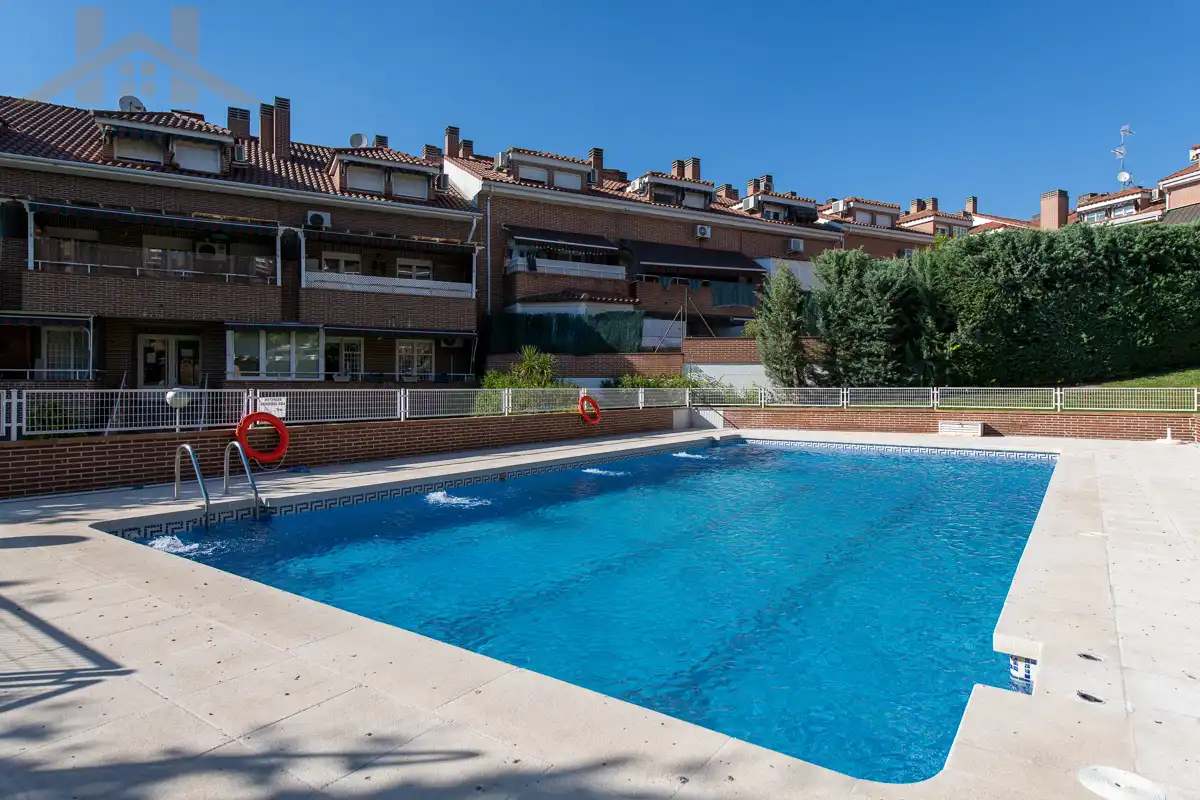 Dúplex amb piscina en venda a Sevilla la Nueva