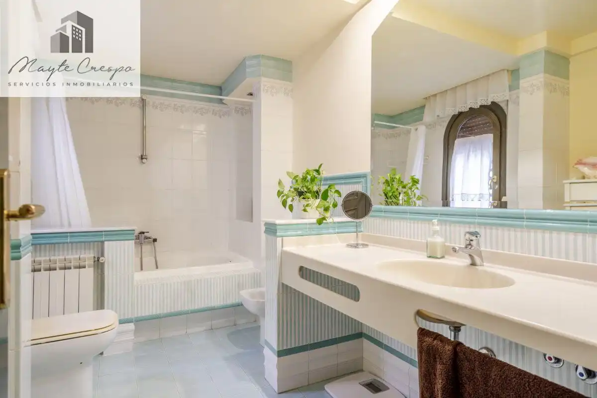 Baño de Casa o chalet en venta en La Zubia con Aire acondicionado, Calefacción y Jardín privado