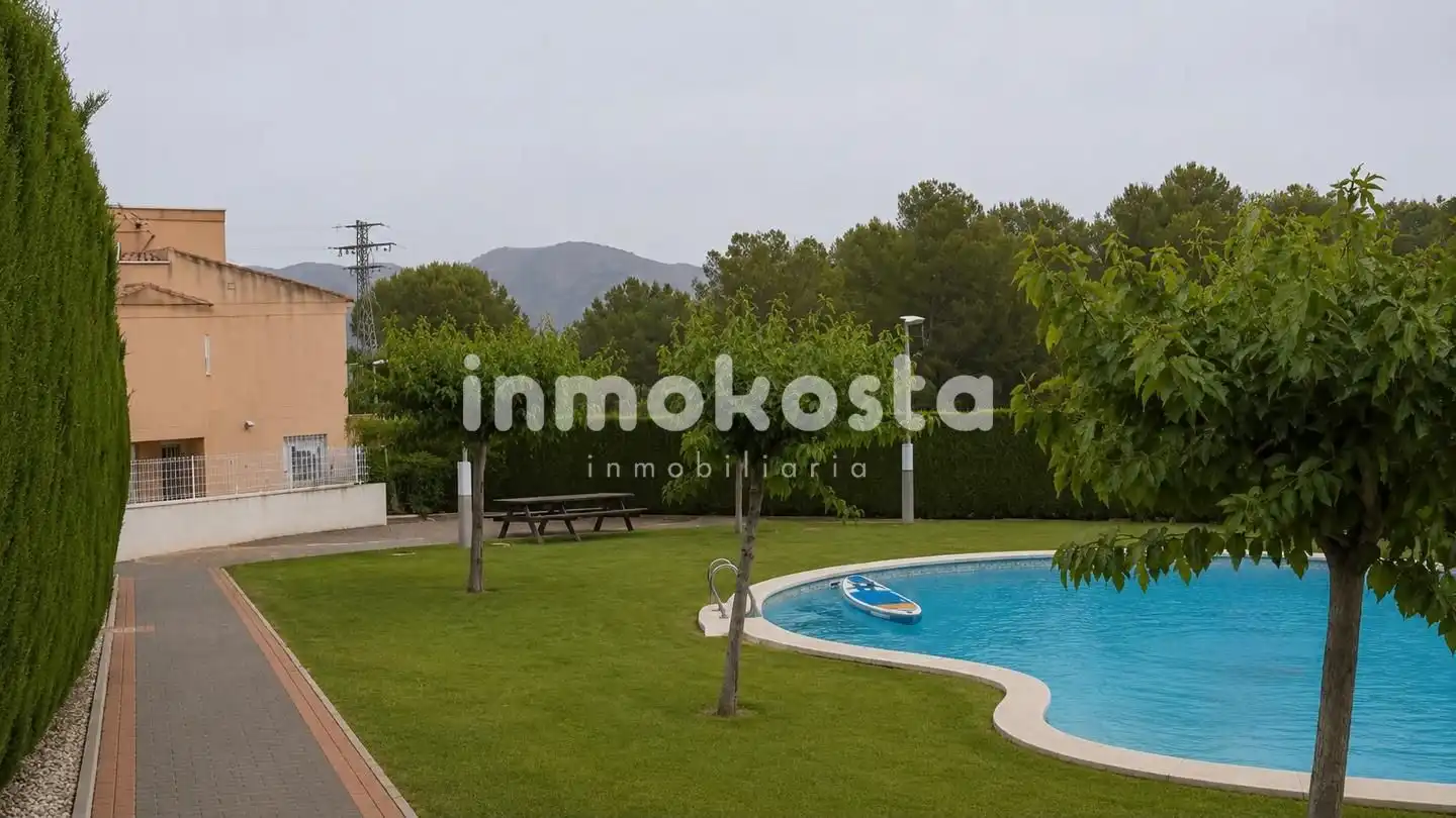 Vista exterior de Casa adosada en venda en La Nucia amb Aire condicionat, Jardí privat i Terrassa
