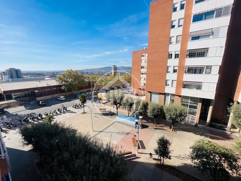 Vista exterior de Pis en venda en Sant Joan Despí amb Calefacció, Terrassa i Moblat