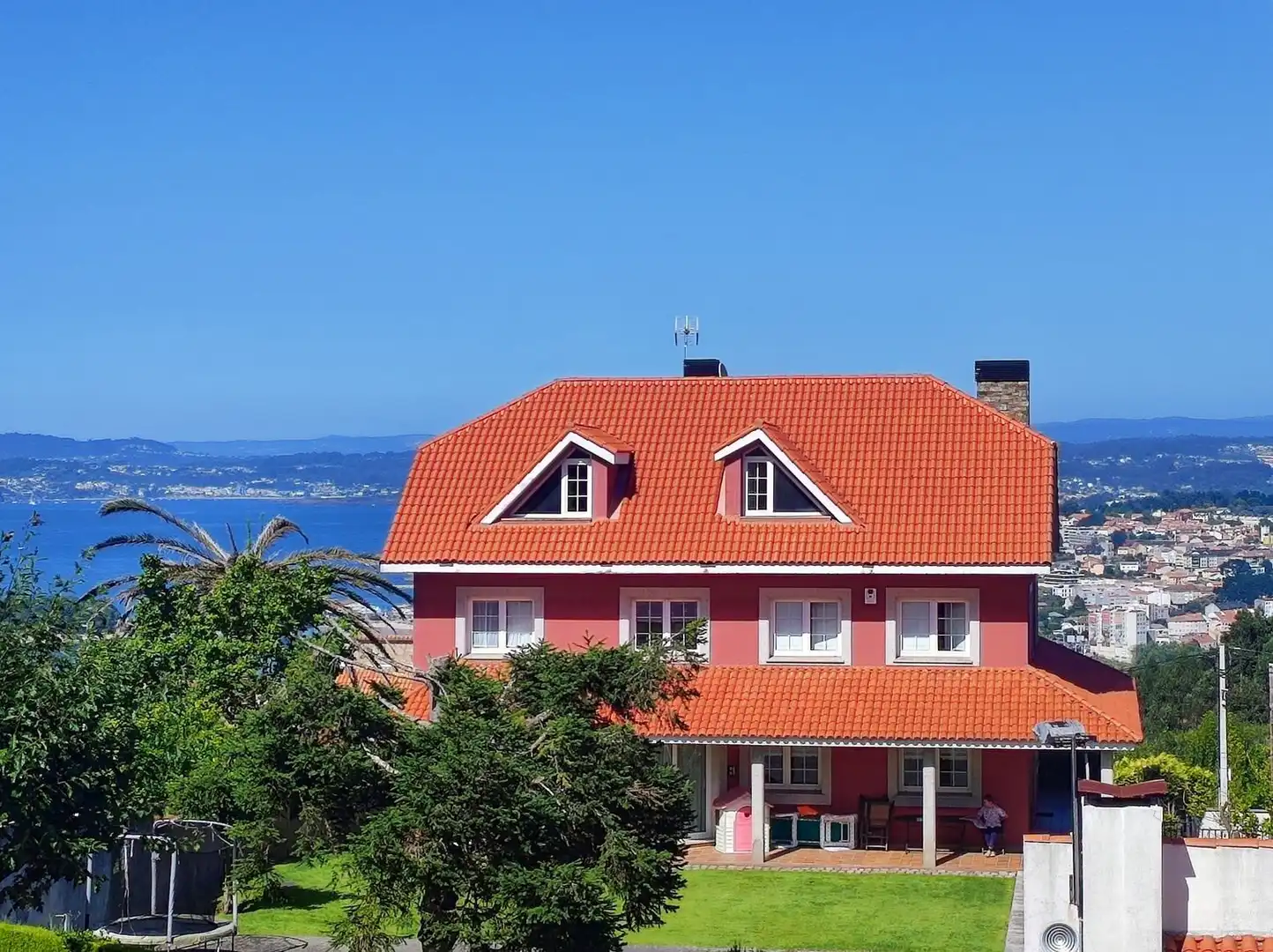 Vista exterior de Casa o chalet en venta en A Coruña Capital  con Calefacción, Jardín privado y Parquet