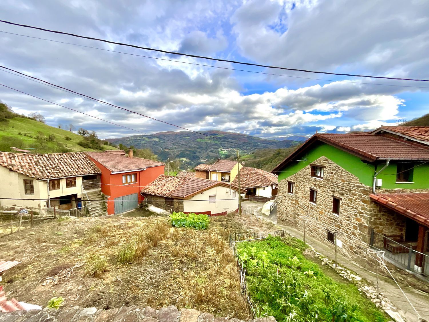 Vista exterior de Casa o xalet en venda en Mieres (Asturias) amb Calefacció, Terrassa i Traster