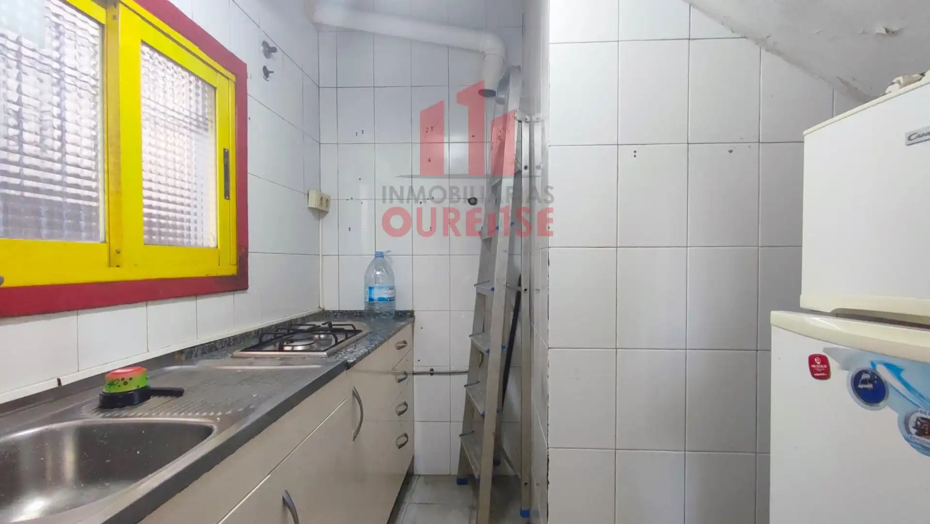 Cuina de Local de lloguer en Ourense Capital  amb Moblat