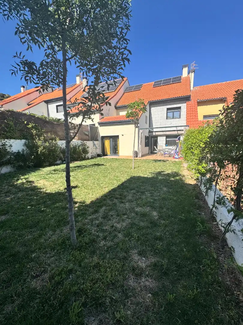 Jardí de Casa adosada en venda en Zarzalejo amb Aire condicionat, Calefacció i Jardí privat