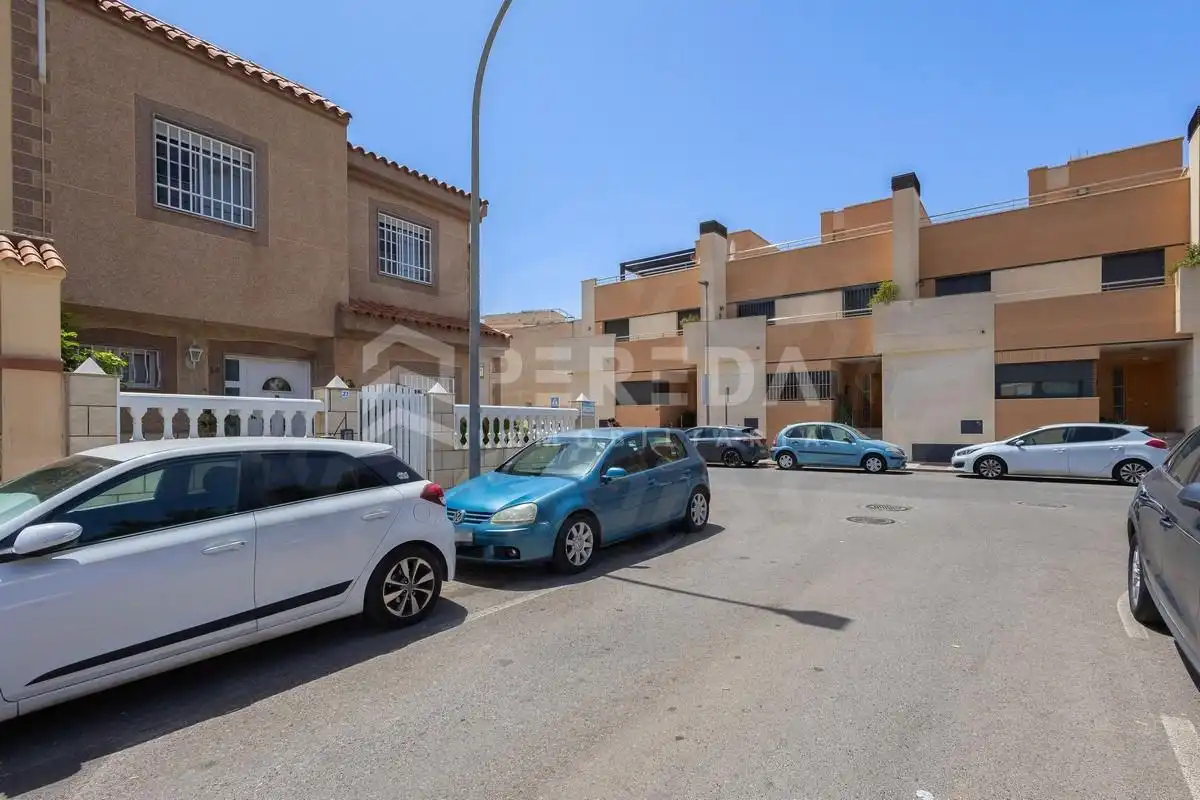 Vista exterior de Casa o chalet en venta en Roquetas de Mar con Aire acondicionado, Jardín privado y Terraza