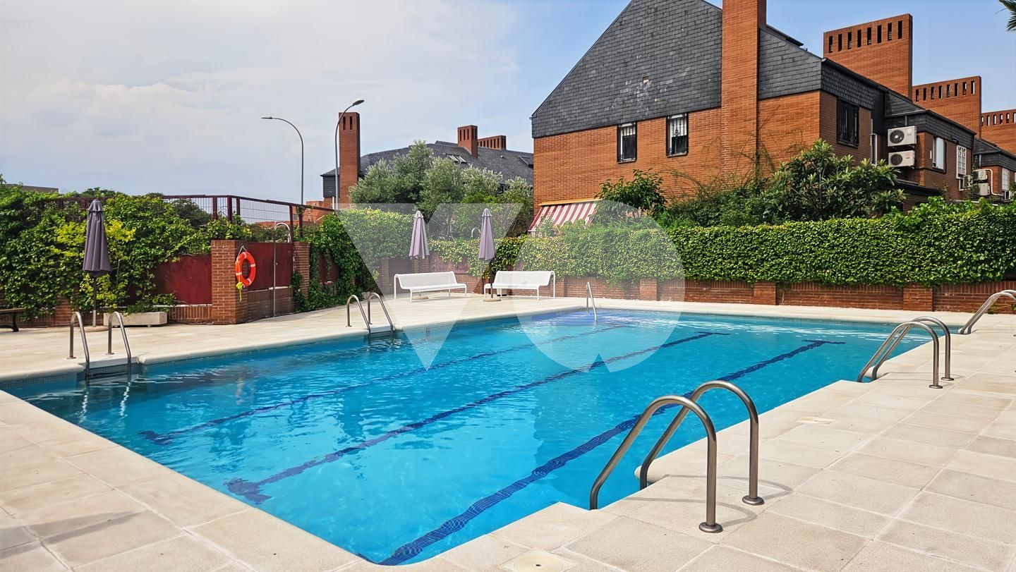 Swimming pool of Single-family semi-detached for sale in Alcorcón  with Air Conditioner, Heating and Private garden