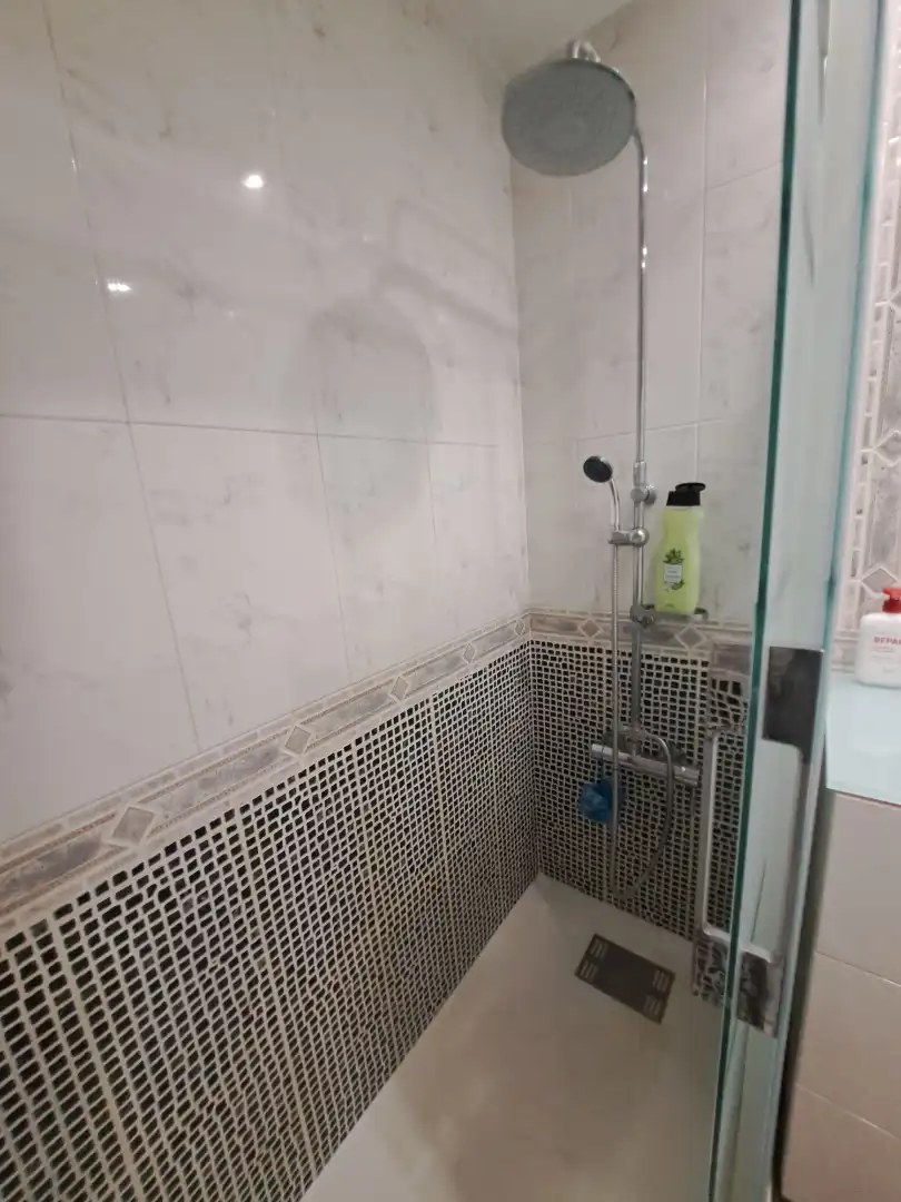Baño de Piso de alquiler en Marbella con Calefacción, Terraza y Amueblado