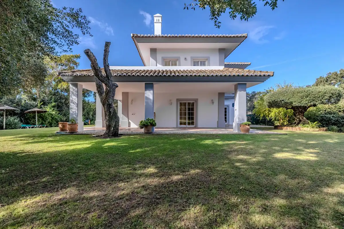 Vista exterior de Casa o xalet en venda en Sotogrande amb Aire condicionat, Jardí privat i Terrassa