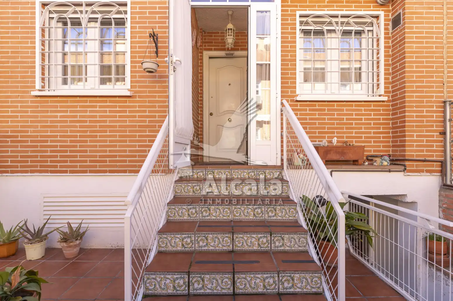 Außenansicht von Einfamilien-Reihenhaus zum Verkauf in Alcalá de Henares mit Heizung, Parkett und Schwimmbad