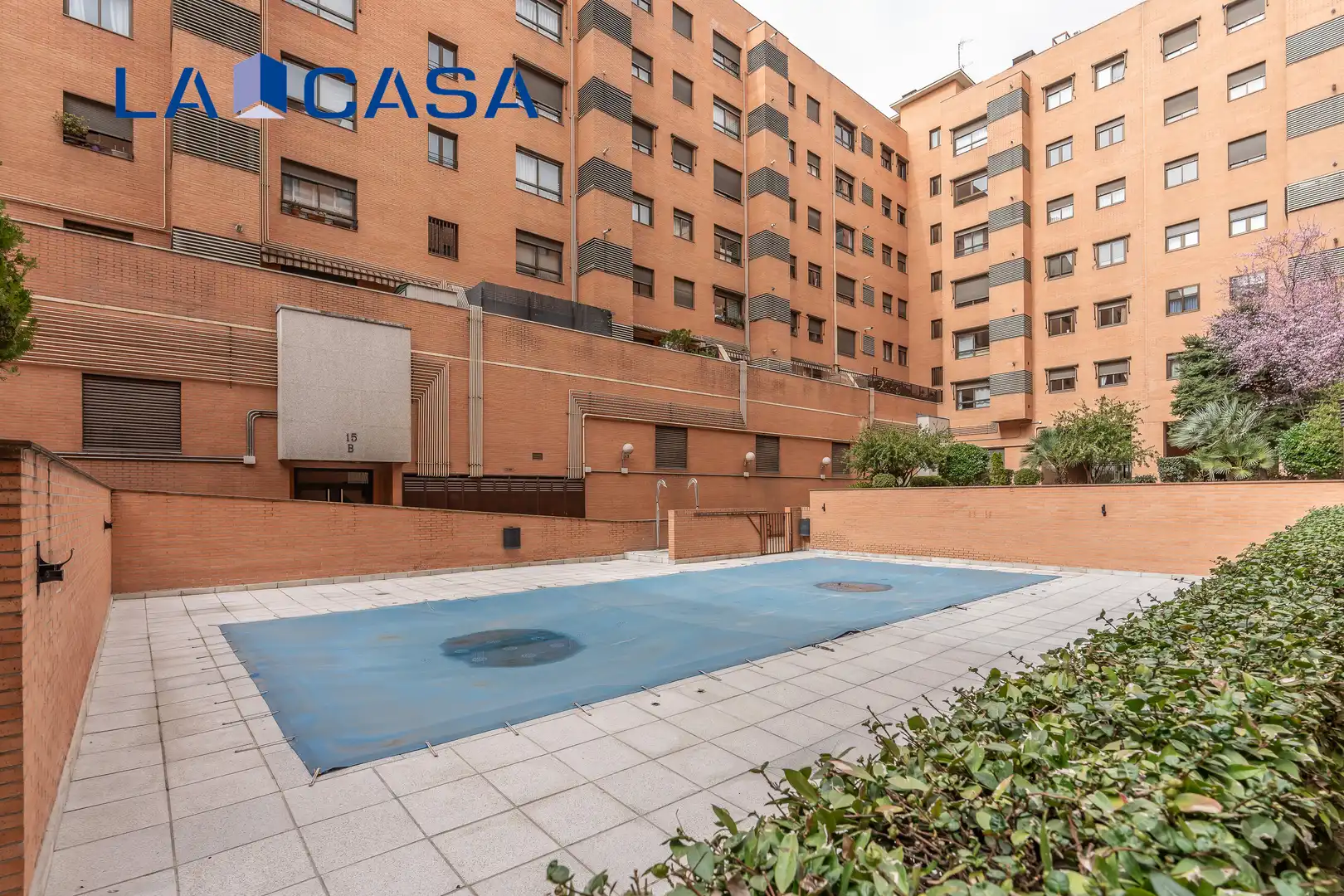 Vista exterior de Pis en venda en Madrid amb Calefacció i Piscina