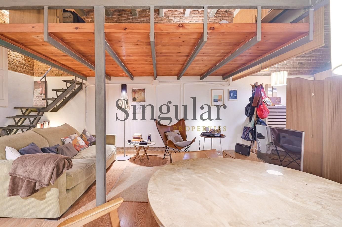 Sala d'estar de Pis en venda en  Barcelona Capital amb Aire condicionat i Parquet