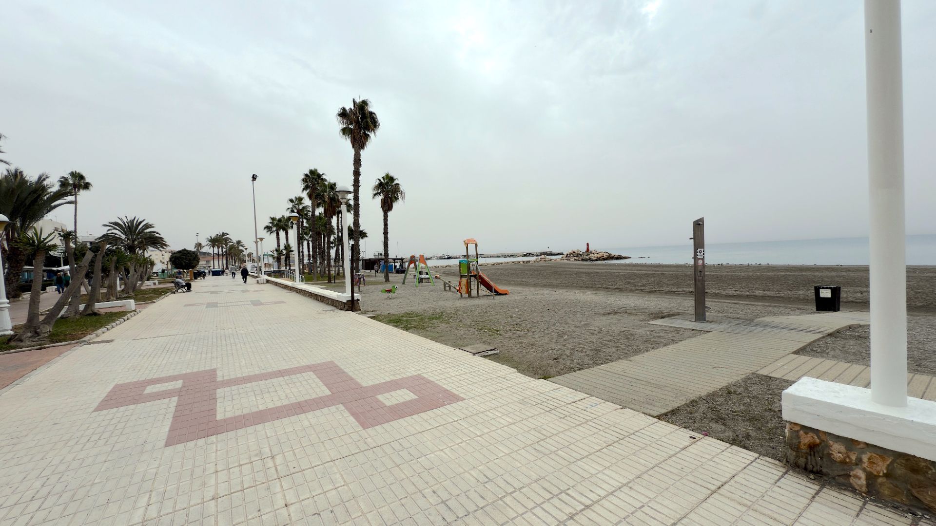 Vista exterior de Casa adosada en venda en Vélez-Málaga amb Aire condicionat, Jardí privat i Piscina comunitària