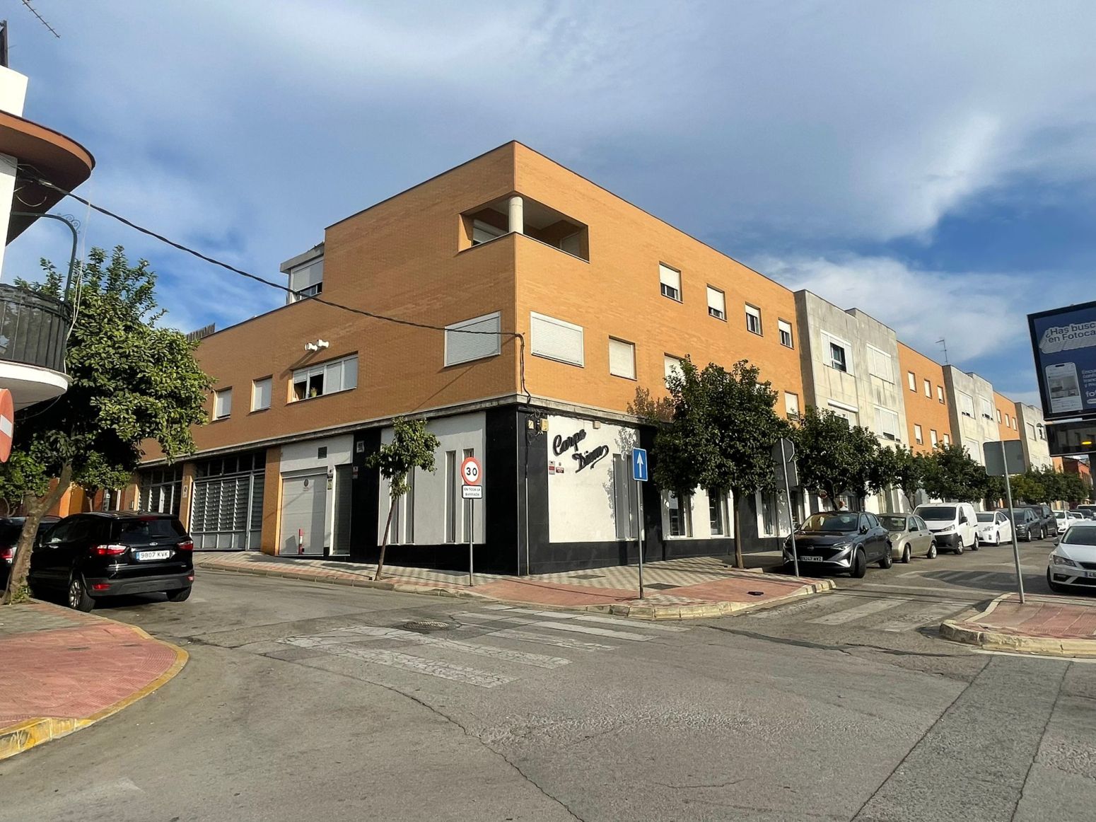 Vista exterior de Pis en venda en Dos Hermanas