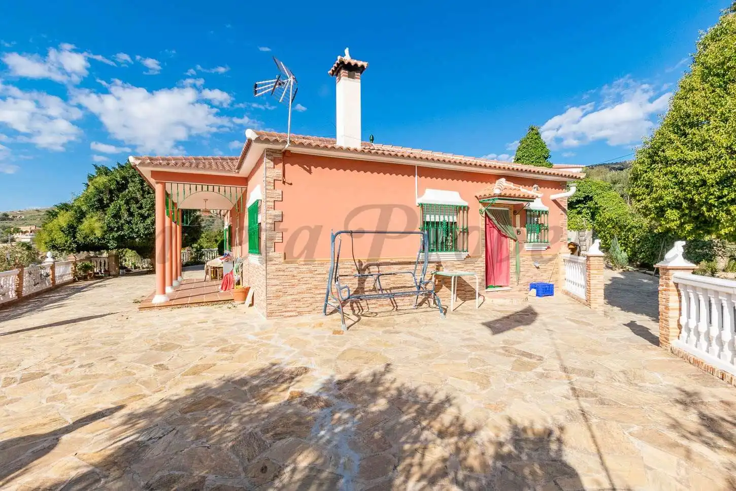 Casa con jardín en venta en Alcaucín
