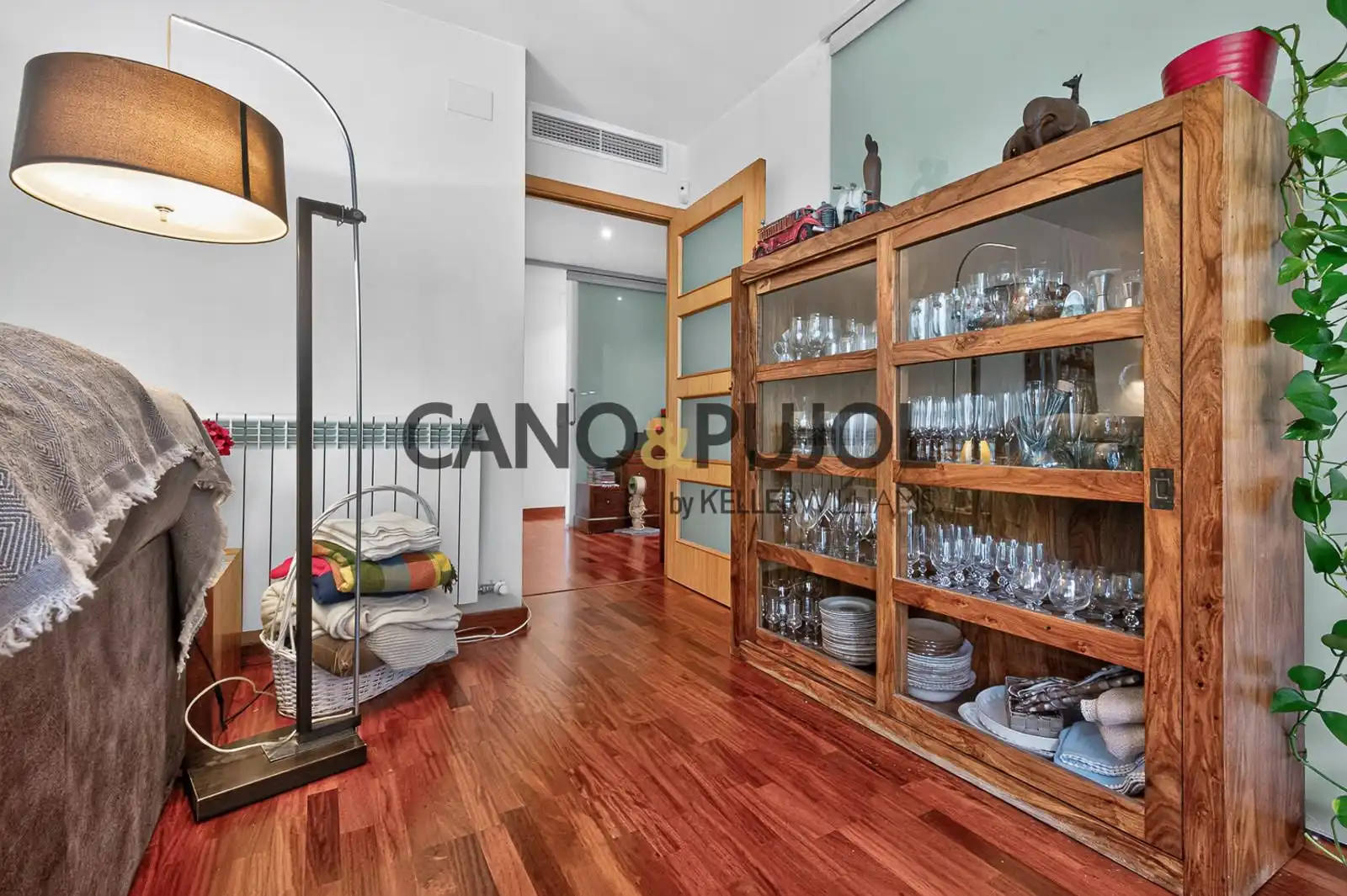 Sala d'estar de Pis en venda en Sant Cugat del Vallès amb Aire condicionat, Calefacció i Parquet
