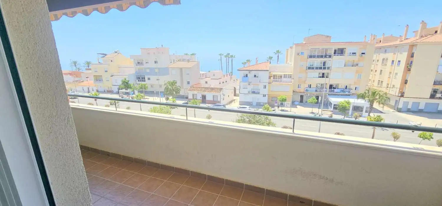 Außenansicht von Wohnungen zum Verkauf in Algarrobo mit Terrasse, Schwimmbad und Möbliert