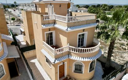 Vista exterior de Casa o xalet en venda en San Fulgencio amb Jardí privat, Terrassa i Piscina