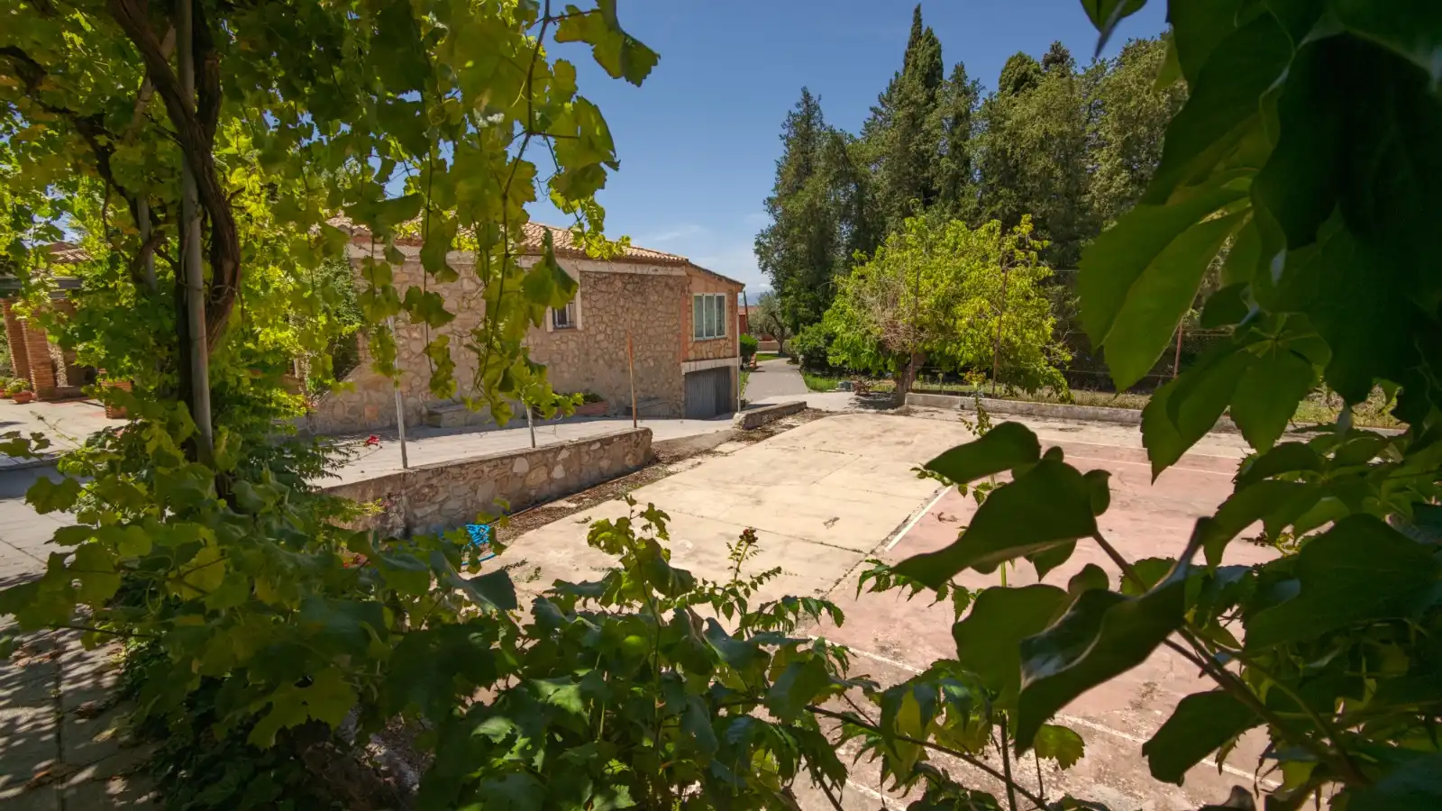 Vista exterior de Casa o xalet en venda en La Zubia amb Aire condicionat, Jardí privat i Traster