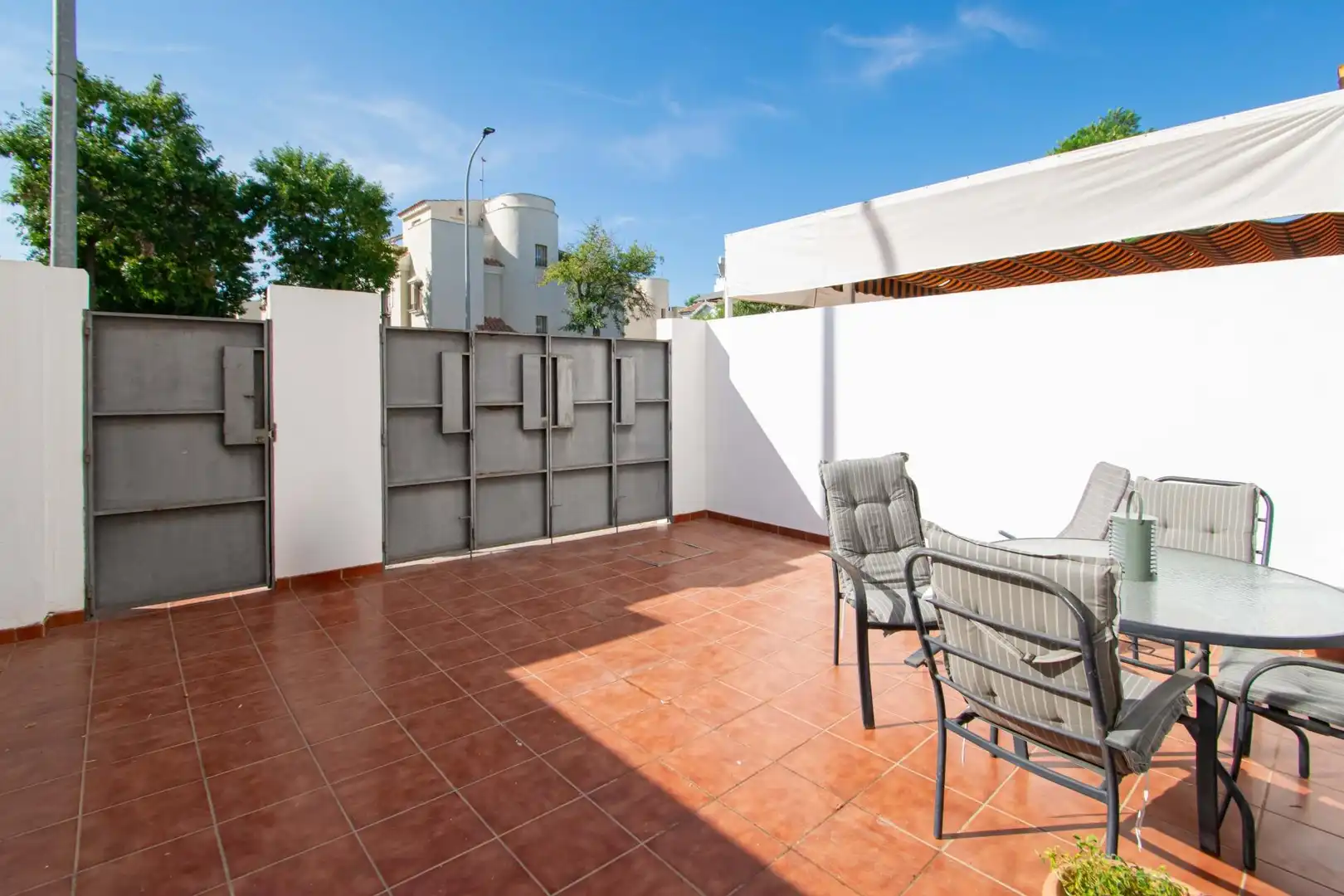 Terrasse von Einfamilien-Reihenhaus zum Verkauf in Bormujos mit Klimaanlage und Terrasse