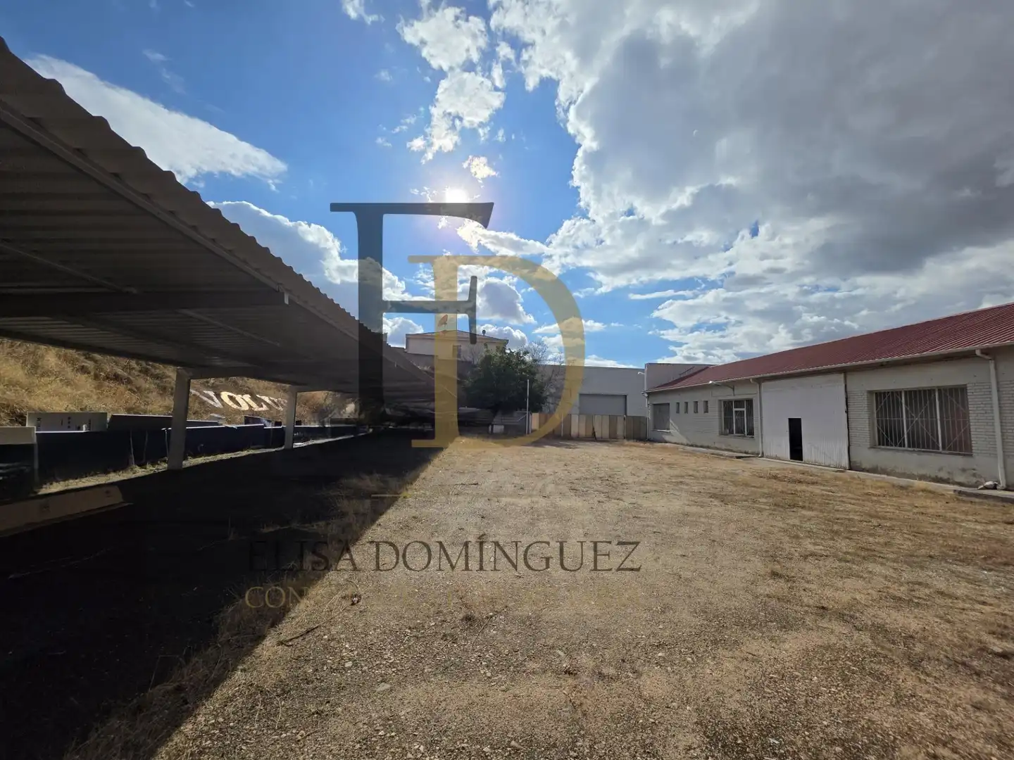 Parkplatz von Fabrikhallen zur Miete in Villares de la Reina, Salamanca