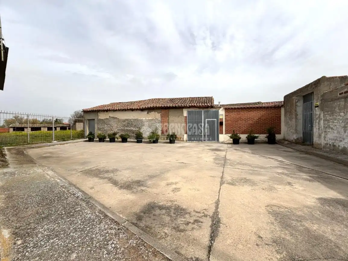 Vista exterior de Casa o chalet en venta en Ataquines con Amueblado