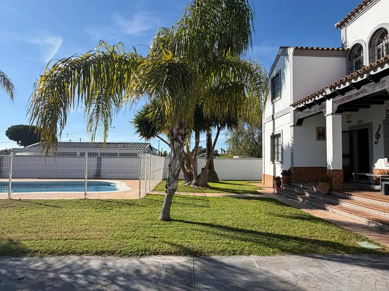 Vista exterior de Casa o chalet en venta en Chipiona con Aire acondicionado, Jardín privado y Piscina