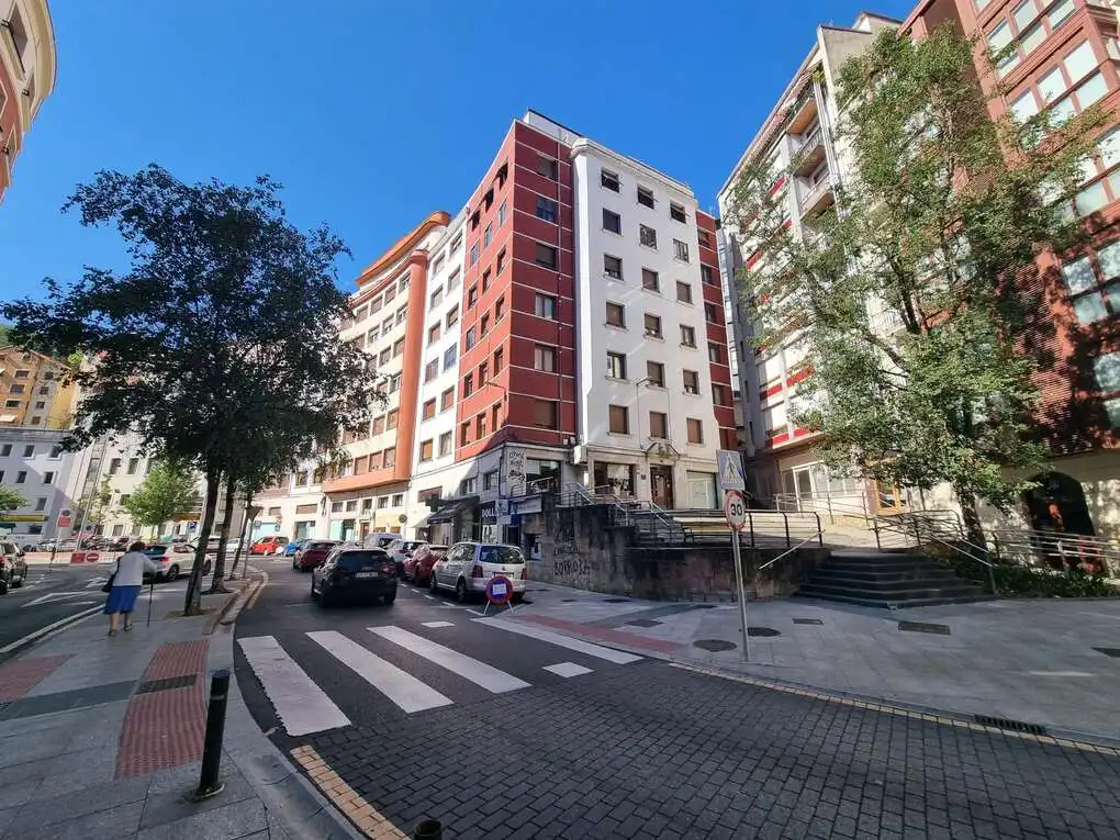 Flat with terrace for sale in Julian Etxeberria Kalea