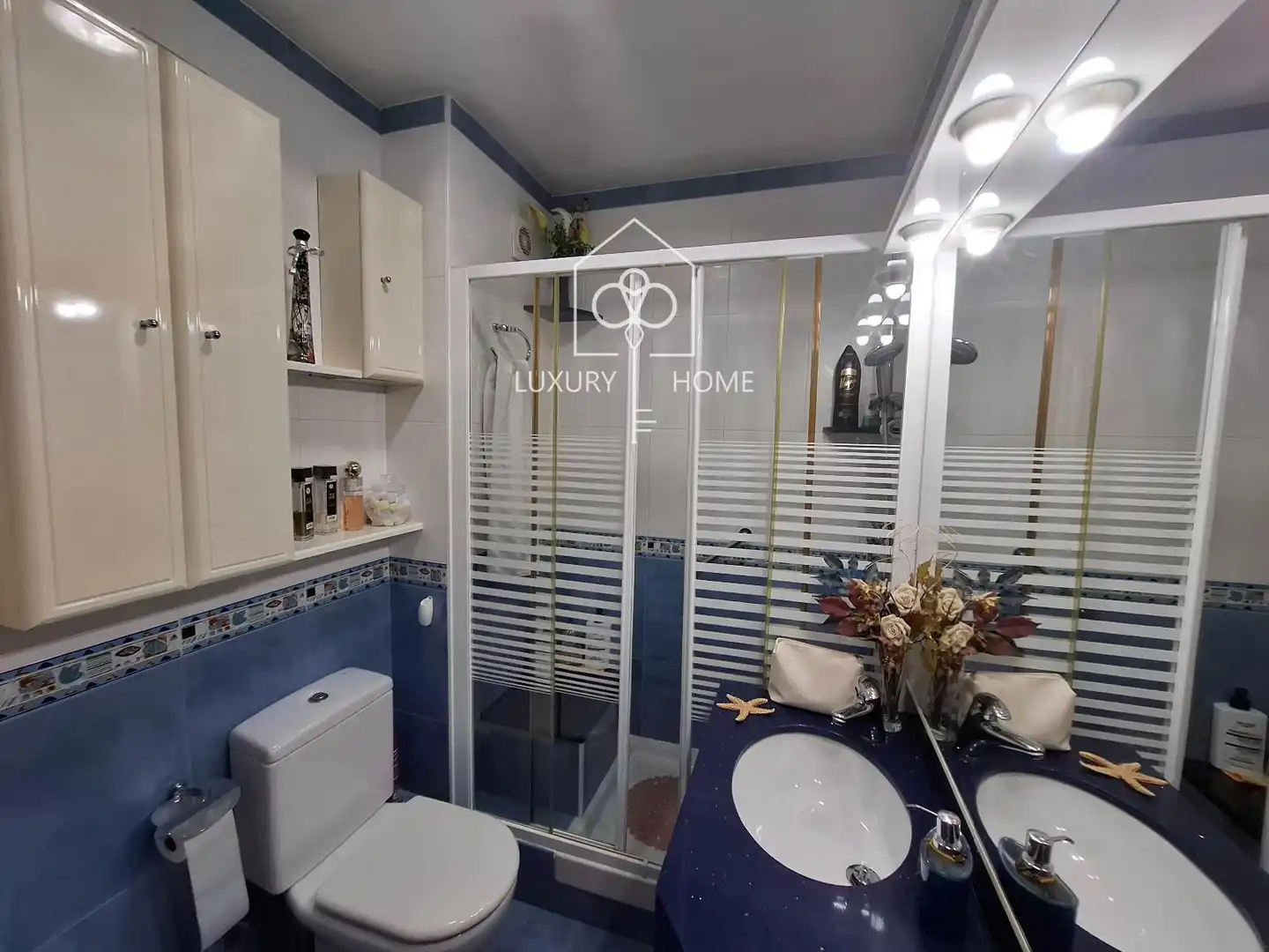 Baño de Ático en venta en L'Hospitalet de Llobregat con Aire acondicionado, Calefacción y Parquet