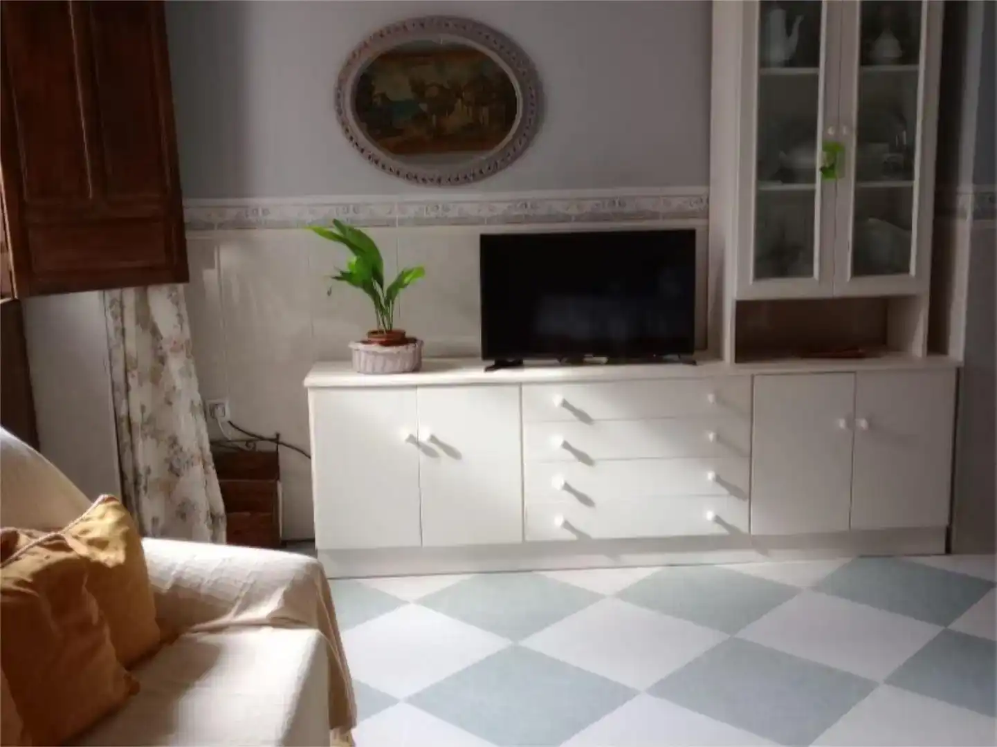 Sala d'estar de Casa adosada en venda en Monterrubio de la Serena amb Jardí privat, Moblat i Forn