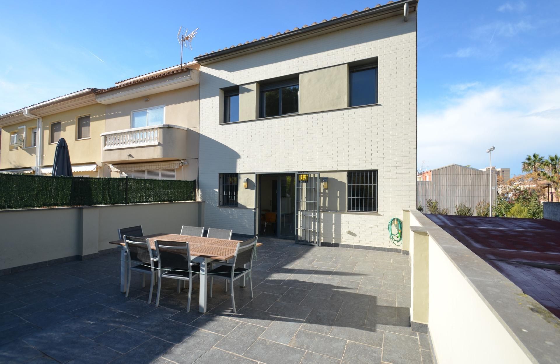 Terrassa de Casa adosada en venda en Vilanova i la Geltrú amb Aire condicionat, Calefacció i Jardí privat