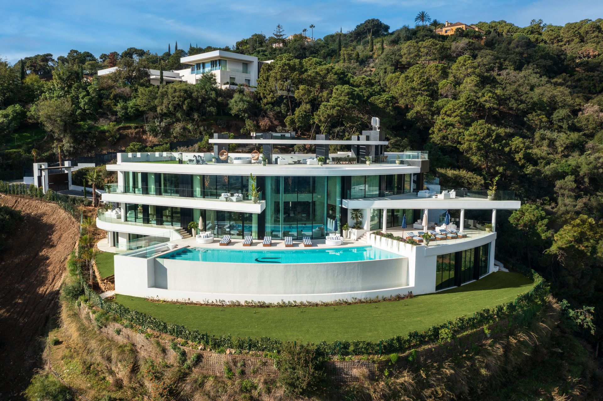Vista exterior de Casa o xalet en venda en Benahavís amb Aire condicionat, Jardí privat i Terrassa