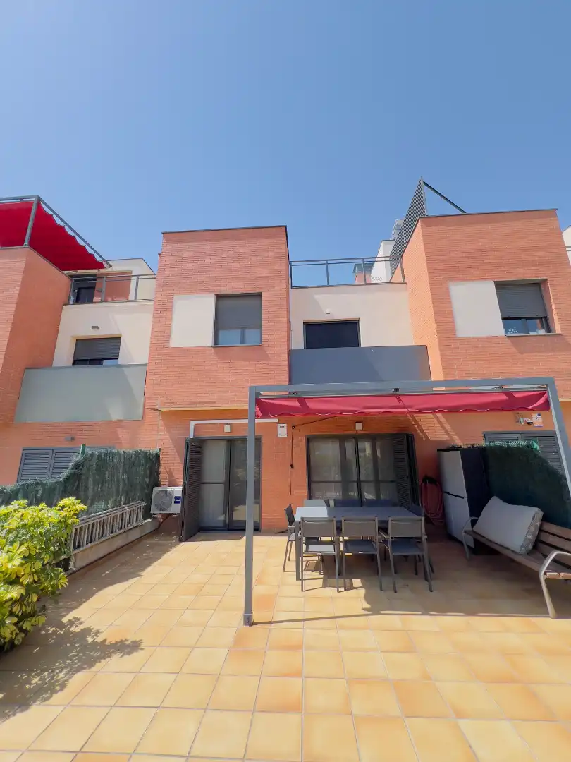 Vista exterior de Casa adosada en venta en Reus con Aire acondicionado, Calefacción y Jardín privado