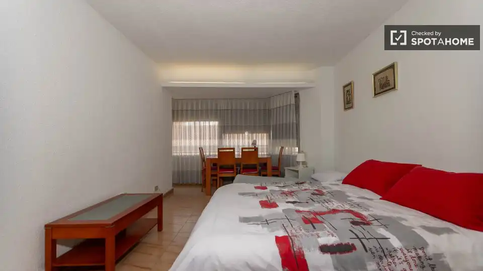 Habitación de Piso de alquiler en Valencia con Aire acondicionado, Calefacción y Amueblado