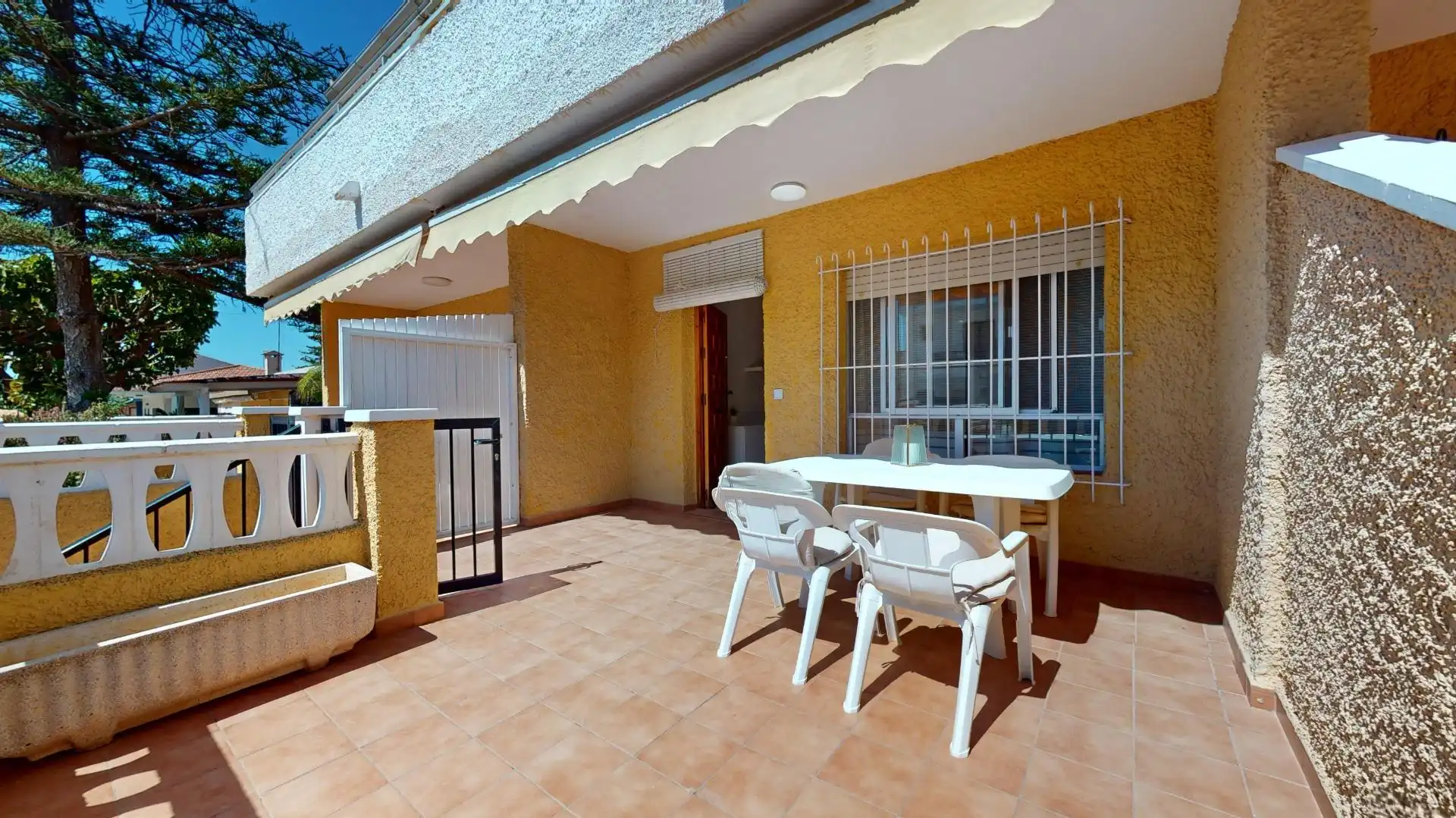 Terrassa de Casa adosada en venda en Pilar de la Horadada amb Terrassa, Traster i Moblat