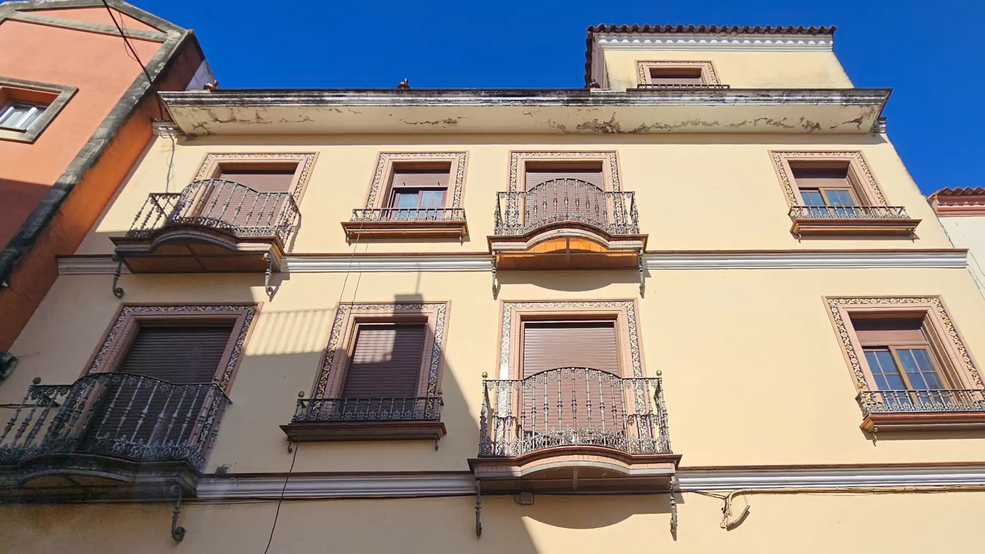 Außenansicht von Wohnung zum Verkauf in La Algaba mit Klimaanlage, Terrasse und Abstellraum