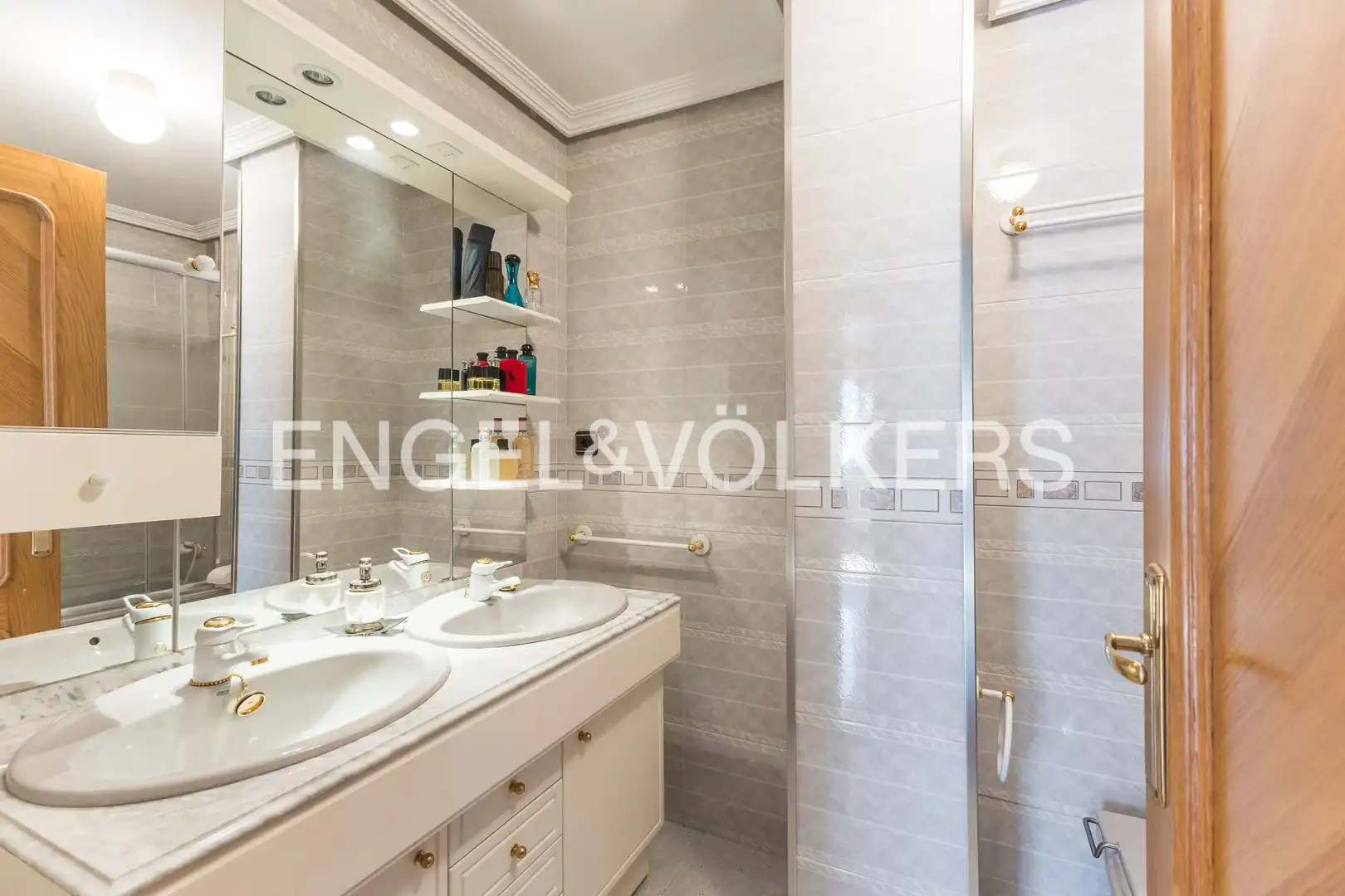 Baño de Piso en venta en Madrid con Aire acondicionado, Calefacción y Jardín privado