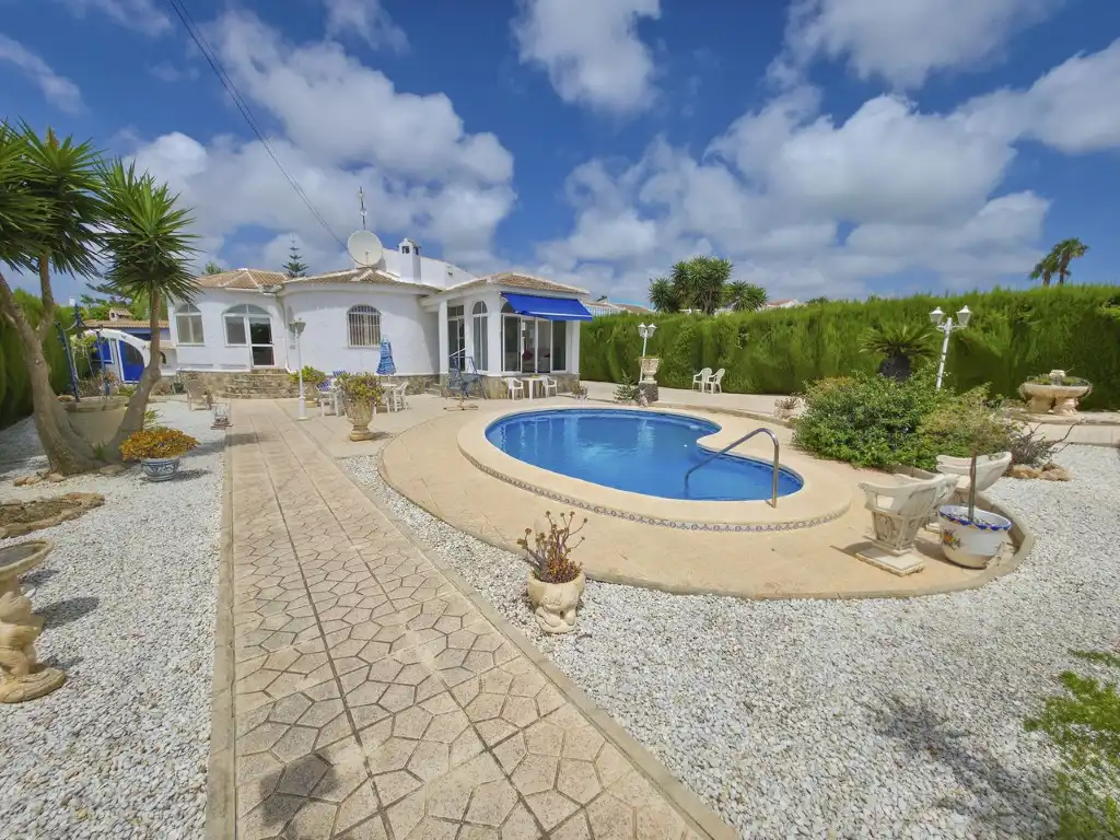 Piscina de Casa o chalet en venta en Torrevieja con Aire acondicionado, Jardín privado y Amueblado
